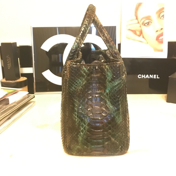 ❤️keeping❤️ CHANEL PYTHON TOTE NEW brown green python tassel beautiful ❤️ - Picture 6 of 16